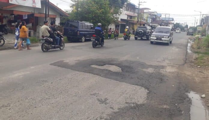 baru_dikerjakan_aspal_jalan_rakutta_sembiring_di_siantar_sudah_terkelupas
