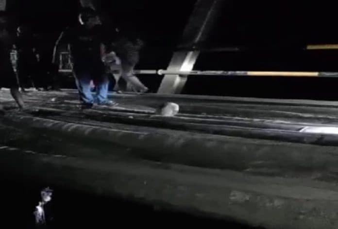 baru_diperbaiki_lantai_jembatan_titi_besi_galang_ambrol