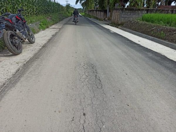 baru_selesai_dibangun_kondisi_jalan_manik_silau_sudah_mulai_retak_retak