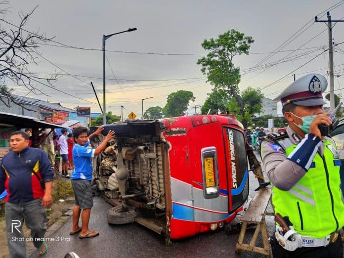bawa_anak_sekolah_bus_simarjarunjung_terbalik_seperti_ini_tindakan_sopirnya