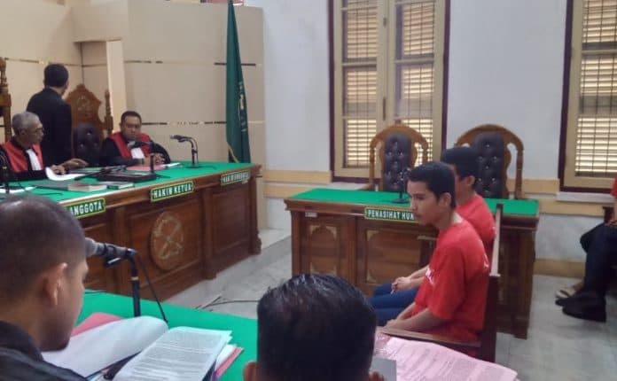 bawa_sajam_untuk_tawuran_dua_anggota_geng_motor_dituntut_3_tahun_bui