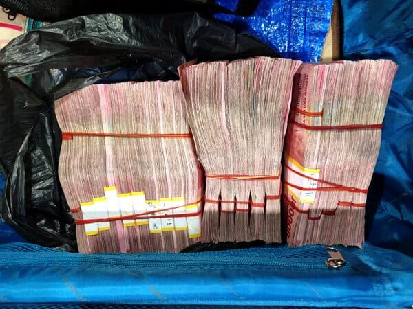 bawa_uang_secara_ilegal_2_wni_ditangkap_di_singapura