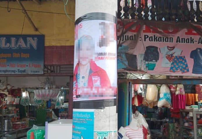 bawaslu_taput_cabuti_apk_caleg_yang_dipasang_di_fasilitas_pemerintah