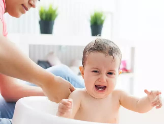 bayi_sering_menangis_saat_mandi_ini_penyebabnya