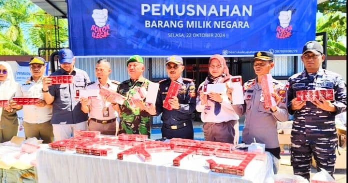 bea_cukai_kuala_tanjung_musnahkan_193792_rokok_ilegal
