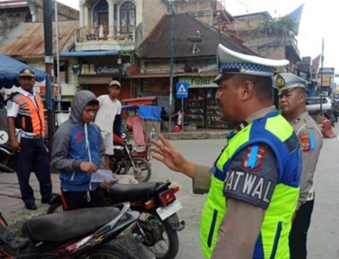 becak_parkir_sembarangan_sat_lantas_humbahas_beri_teguran_humanis