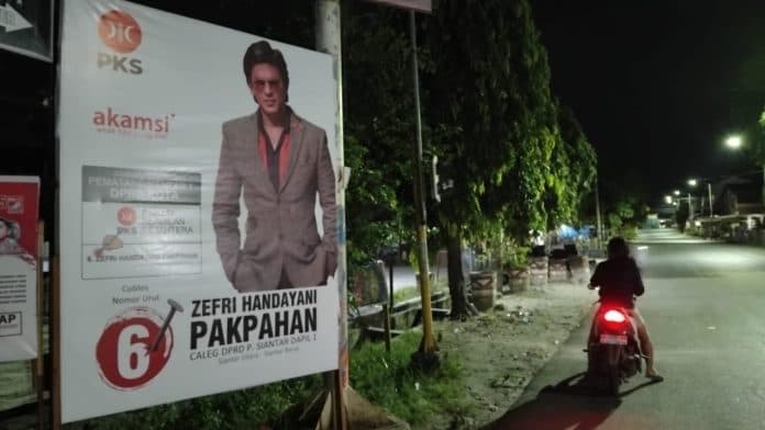 beda_dari_yang_lain_caleg_di_pematang_siantar_pasang_foto_shah_rukh_khan