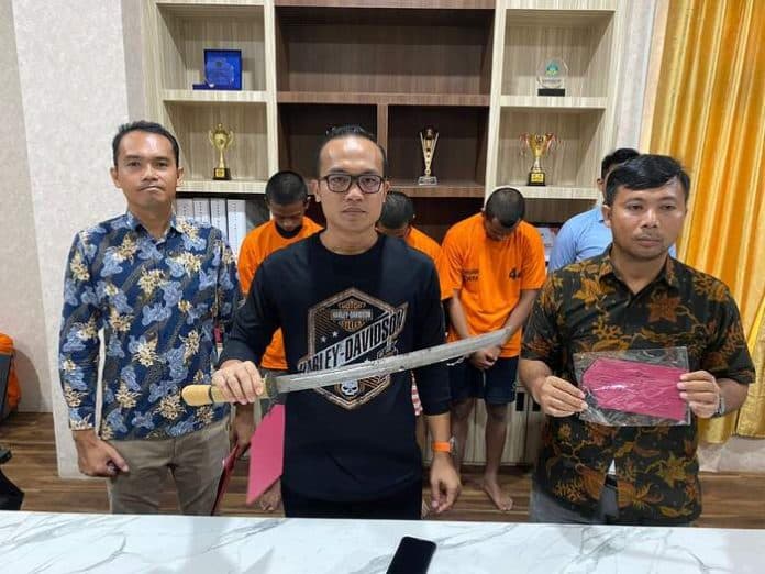 begal_warga_pakai_klewang_tiga_tersangka_diringkus_sat_reskrim_polresta_deli_serdang