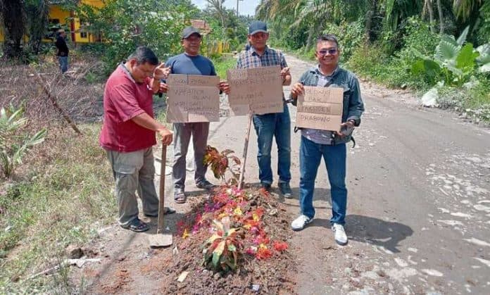 begini_cara_kritik_tak_biasa_warga_asahan_protes_jalan_yang_rusak