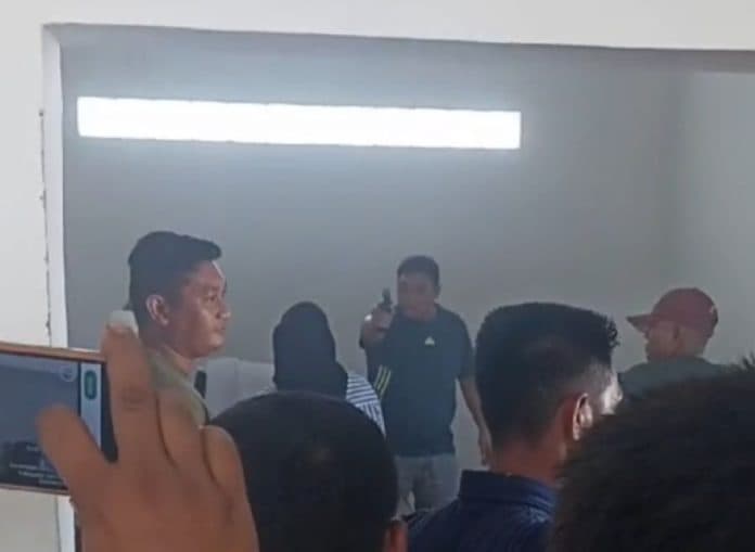 begini_kronologis_pria_koboi_letuskan_pistol_di_tempat_keramaian