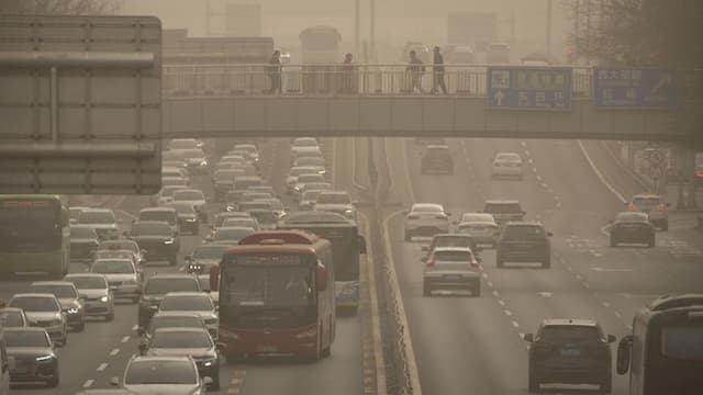 beijing_diserbu_badai_pasir_polusi_udara_melonjak_ke_tingkat_bahaya