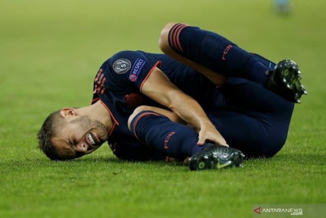 bek_bayern_munchen_lucas_hernandez_terancam_absen_panjang