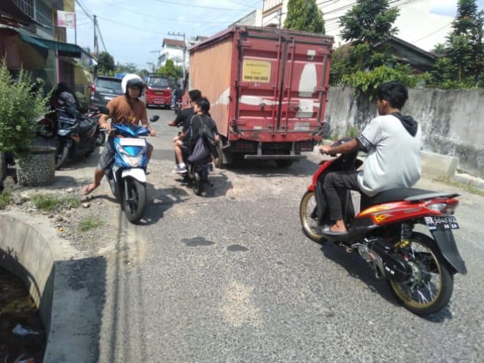 bekas_pembangunan_gorong_gorong_jalan_pane_tak_diratakan_pengendara_terganggu