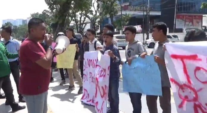 belum_genap_24_jam_bertugas_sekelompok_mahasiswa_tolak_kehadiran_pj_gubernur_sumut_agus_fatoni