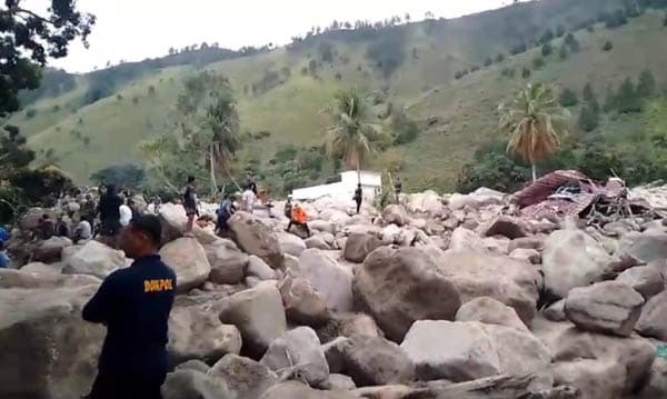 bencana_di_simangulampe_bukan_longsor_batu_besar_dan_lumpur_muntah_dari_kaki_bukit