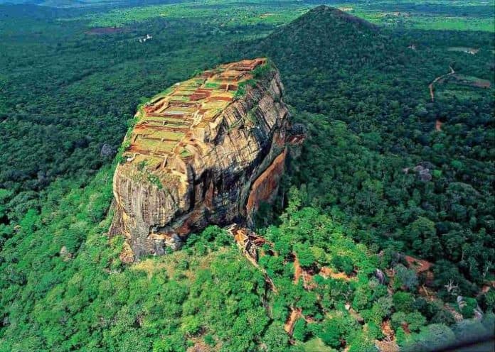 benteng_istana_batu_kuno_yang_menakjubkan_di_sigiriya