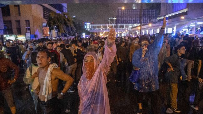 bentrok_demonstran_thailand_kontra_pendukung_raja