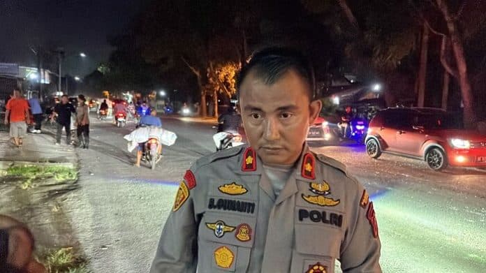 bentrok_unika_polisi_temukan_kayu_dan_pecahan_kaca_di_lokasi
