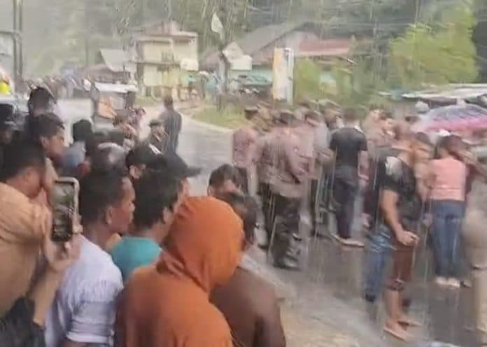bentrokan_pendukung_paslon_01_dan_02_di_tapteng_simak_kronologinya
