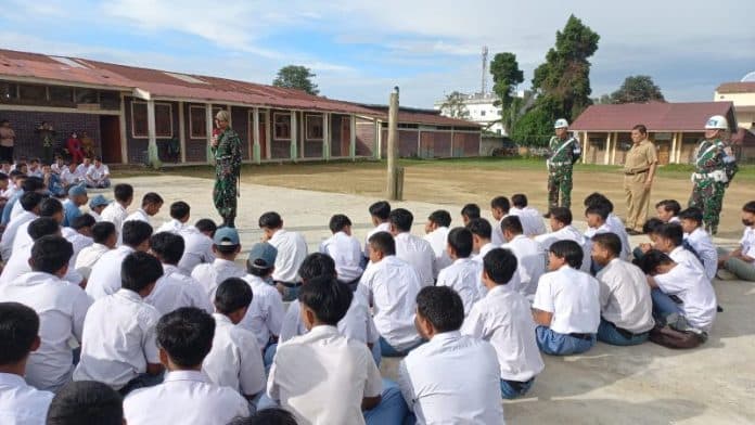 bentuk_sikap_bela_negara_pelajar_dandim_0205tk_beri_materi_wasbang_di_smk_pijerpodi