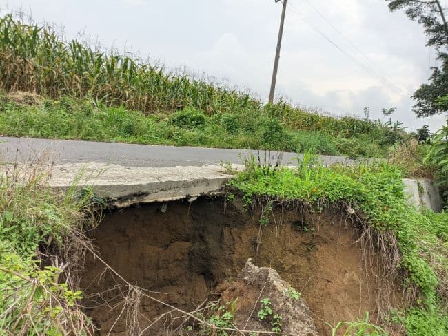 beram_jalan_menuju_bahal_gajah_simalungun_longsor