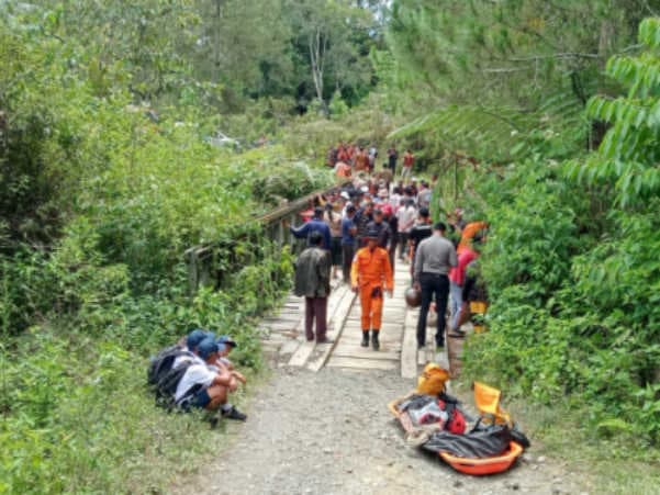 berangkat_ke_sekolah_siswi_sman_1_ronggur_nihuta_diduga_jatuh_dari_jembatan_sungai_siponot