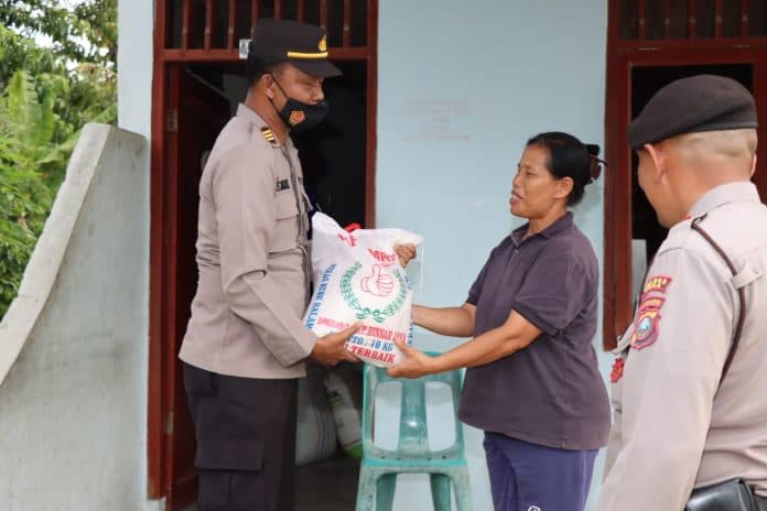 beras_untuk_warga_polres_toba_berbagi_asih_di_tengah_naiknya_bbm