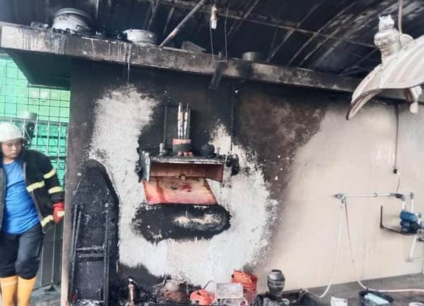 berawal_dari_lilin_dupa_rumah_3_lantai_di_tebing_tinggi_terbakar
