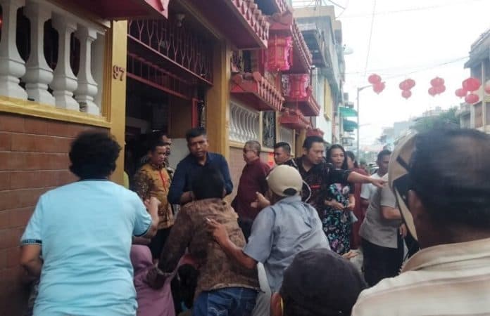 berbagi_angpao_tradisi_etnis_tionghoa_saat_imlek_di_siantar