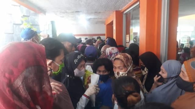 berburu_bansos_warga_serbu_kantor_pos_denai_tak_pedulikan_protokol_kesehatan_ratusan_warga
