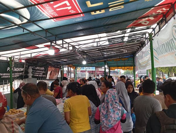 berburu_takkjil_di_warung_ramadhan_remaja_masjid_ilham_kreasi_ragam_makanan_dengan_harga_terjangkau