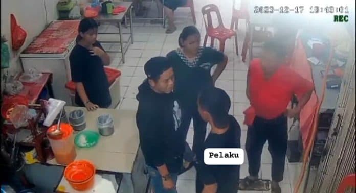beredar_video_preman_pungli_rumah_makan_pedagang_sekitar_resah