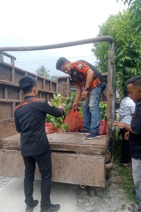 berharap_bawa_perubahan_sapma_pp_simalungun_bagi_bibit_pohon_buah_ke_warga