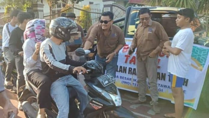 berkah_ramadhan_pd_iwo_tebing_tinggi_berbagi_takjil_kepada_masyarakat