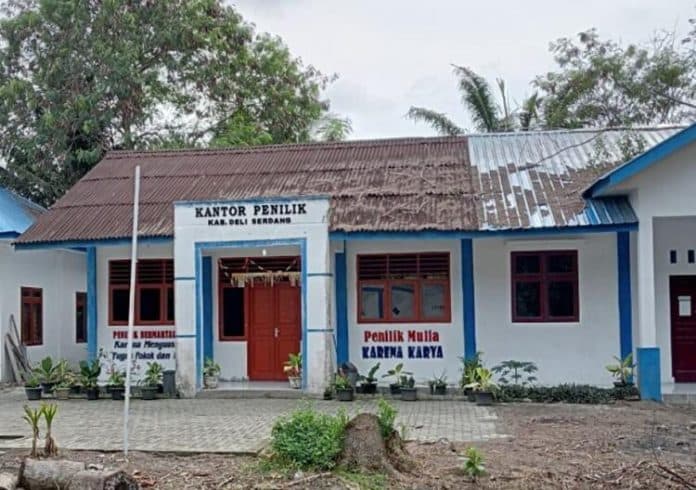 berkibar_siang_malam_bendera_merah_putih_di_kantor_penilik_disdik_deli_serdang_diturunkan