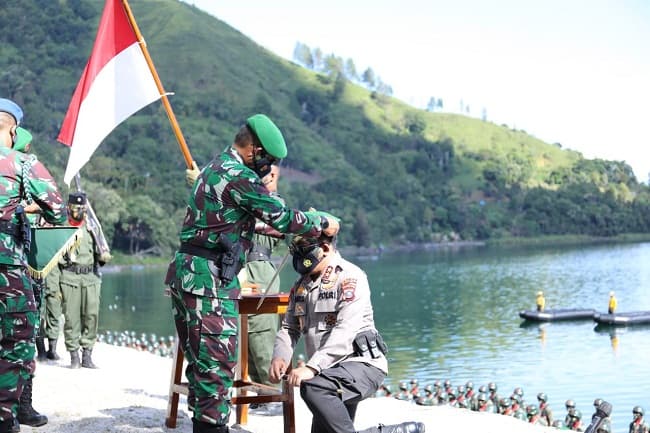 berlangsung_di_pantai_haranggaol_kapoldasu_terima_pembaretan_sebagai_warga_kehormatan_kodam_ibb