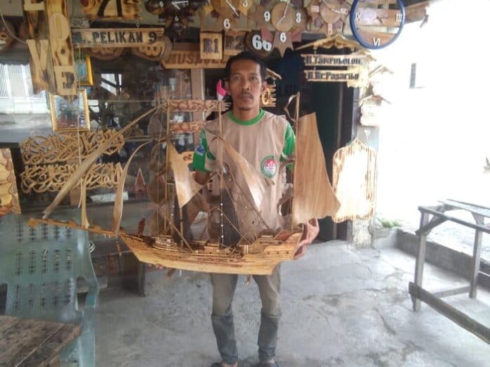 bermodal_kreativitas_pria_ini_sulap_limbah_menjadi_produk_bernilai_tinggi