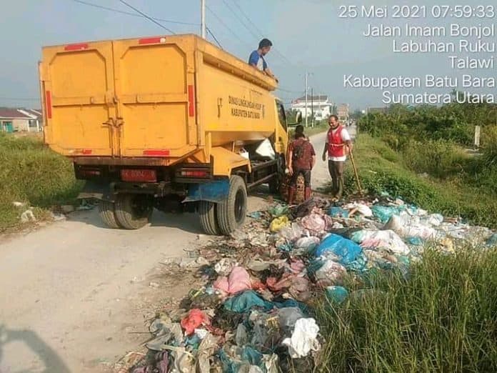 berpotensi_sebabkan_ispa_dan_diare_dinas_lhkp_batu_bara_bersihkan_sampah_yang_dibuang_sembarangan