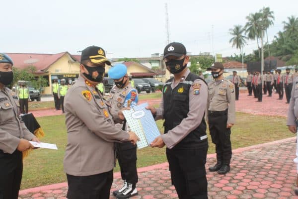 berprestasi_7_personel_polres_batu_bara_terima_reward