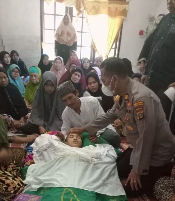 bersihkan_ranting_pohon_siswa_sma_di_tapsel_tewas_kesetrum
