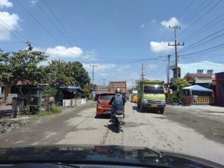bertahun_jalan_depan_kodim_deli_serdang_rusak_parah