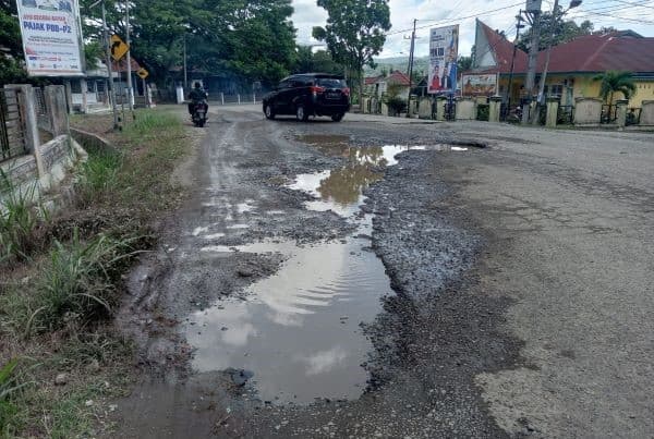 bertahun_tahun_jalan_hm_nurdin_padangsidimpuan_tanpa_perbaikan