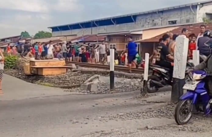betor_mau_melintasi_rel_diseruduk_kereta_api_di_medan_1_tewas