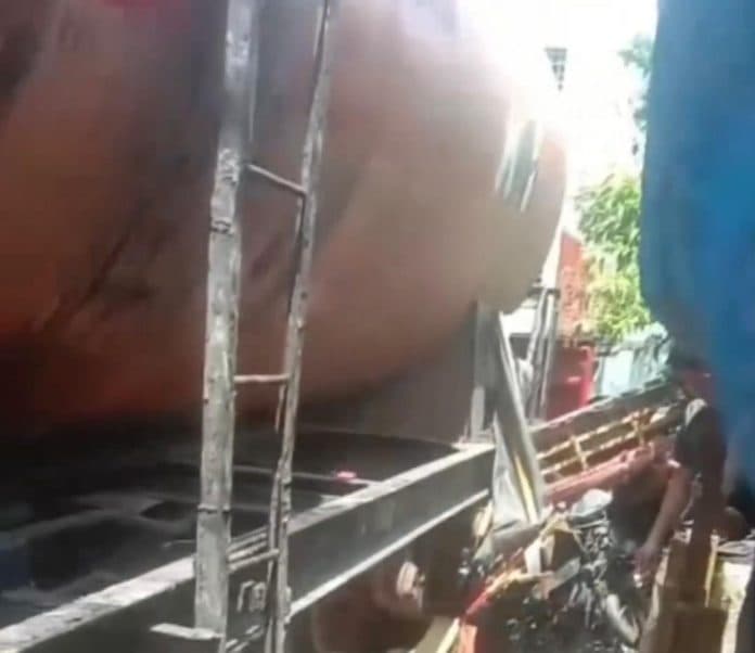betor_terseret_gerbong_kereta_api_di_belawan_terekam_kamera