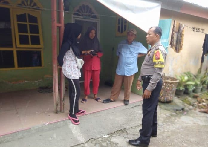 bhabinkamtibmas_cek_tkp_rumah_warga_disatroni_pencuri