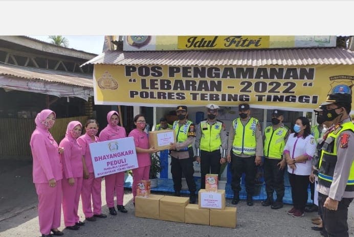 bhayangkari_ranting_dolok_merawan_beri_bingkisan_kepada_personil_pos_pam_regu_a