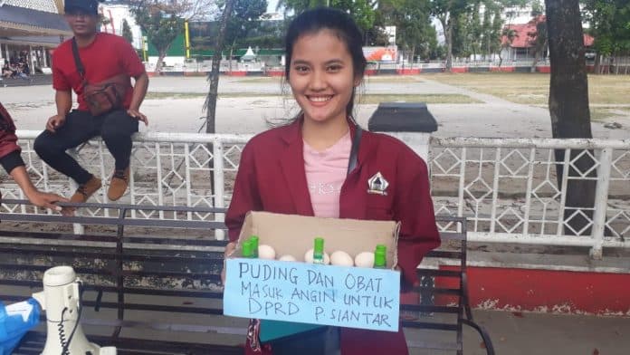 biar_tak_masuk_angin_dprd_siantar_disuguhi_minyak_angin