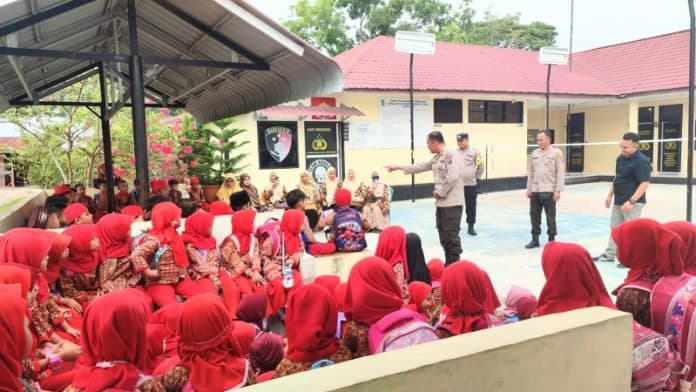 biasakan_tertib_berlalu_lintas_ini_pesan_kapolsek_labuhan_ruku_ke_anak_tk_al_quran_karimah