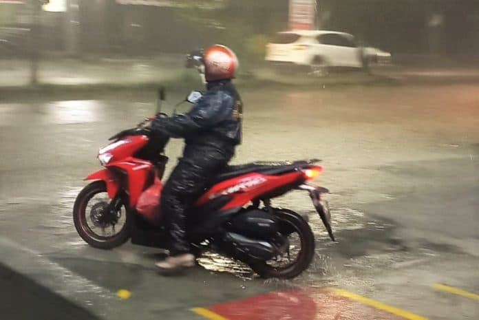 bikers_ini_perlengkapan_yang_harus_anda_bawa_saat_musim_hujan_biar_tetap_aman_dan_nyaman