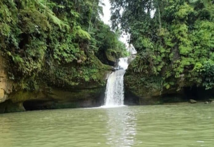 bikin_betah_berenang_di_air_terjun_tibet_asri_nan_cantik